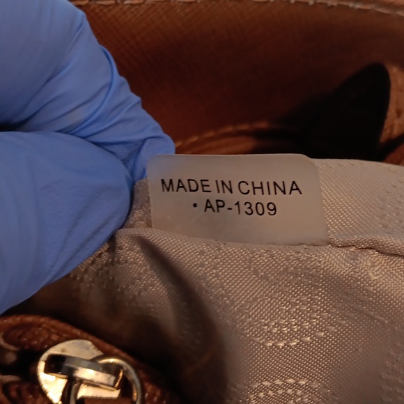 Michael Kors Hamilton Traveler Crossbody bag - Picture 11 of 14